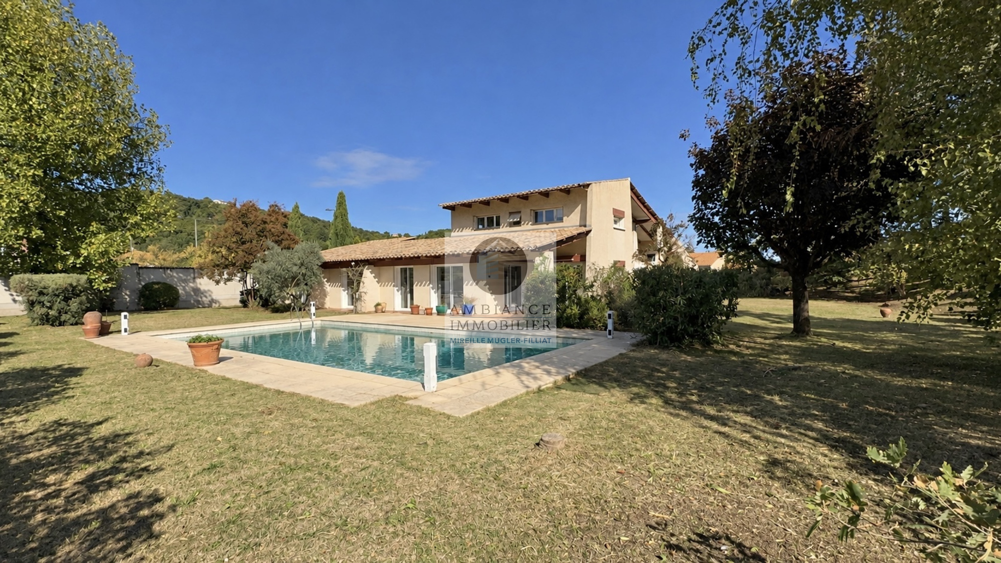 Maison 10 pièces 276 m² · à Charmes-sur-Rhône · 276 m² · 530 000 €